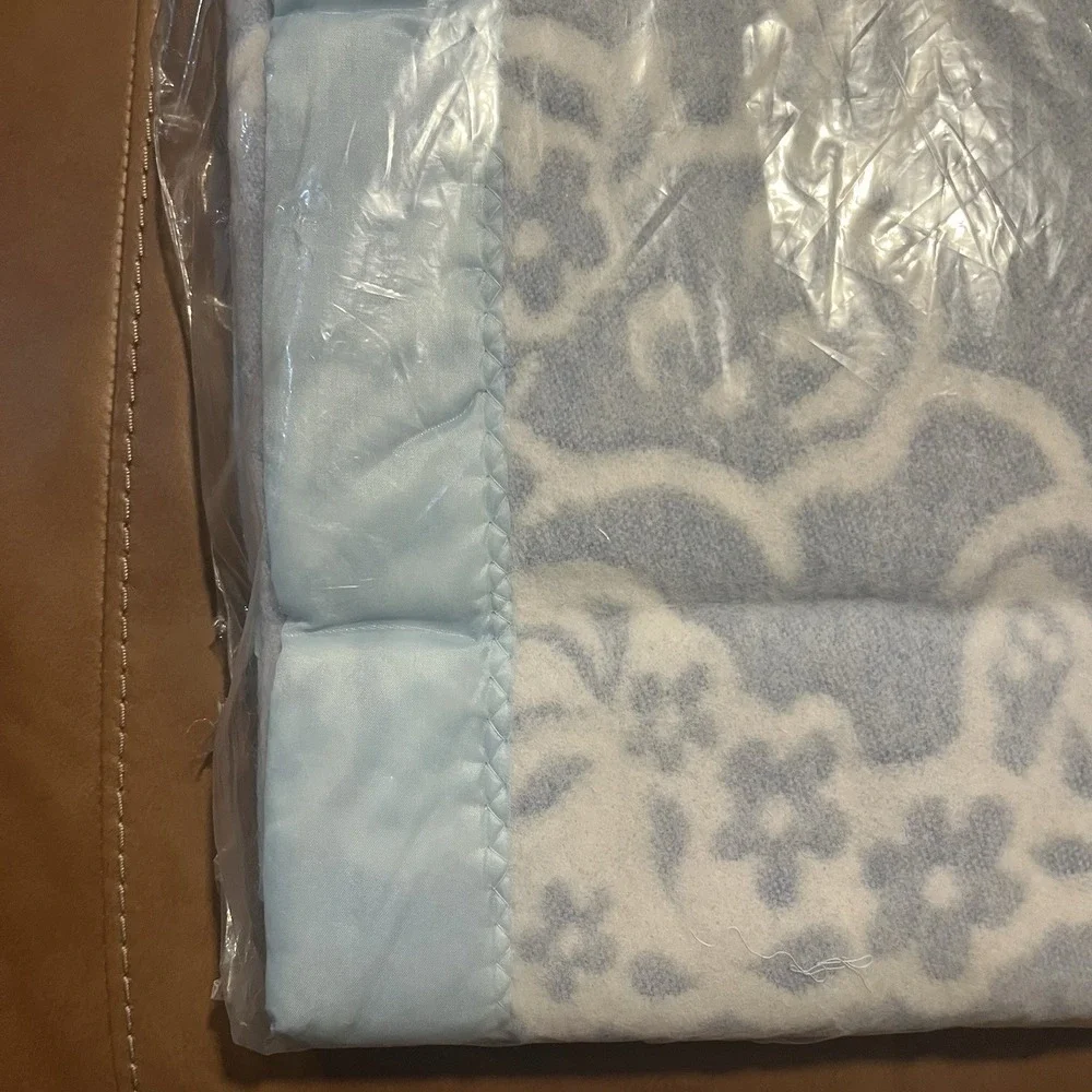 VTG Beacon Range 4 Baby Blanket Blue White Scroll Satin Trim NOS Factory Sealed